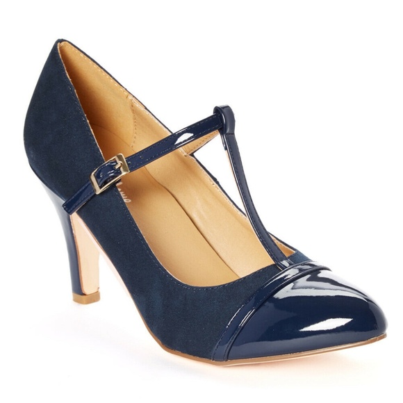 dolce nome Shoes - NEW Dolce Nome Desire T-Strap Pumps Sz 8